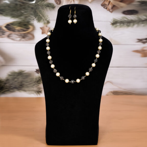 Single Layered Stunning Pearl Mala With Earing
