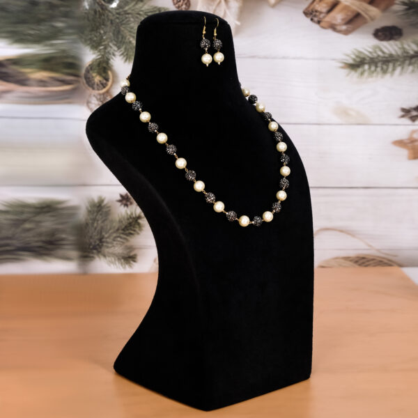 Single Layered Stunning Pearl Mala With Earing - Image 2
