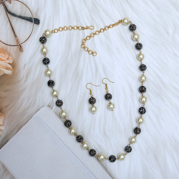 Single Layered Stunning Pearl Mala With Earing - Image 3
