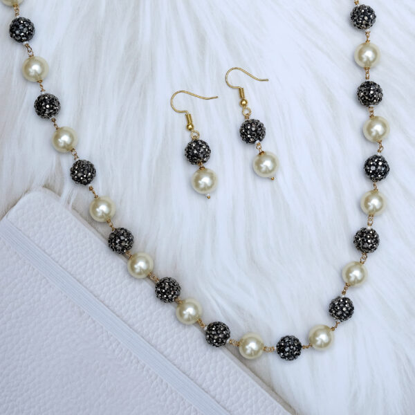 Single Layered Stunning Pearl Mala With Earing - Image 4